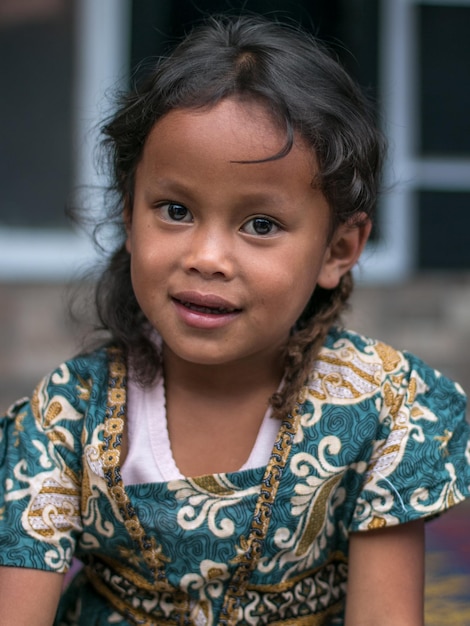 Portrait d'une fille souriante à l'extérieur