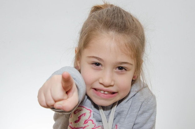 Photo portrait d'une fille souriante sur fond blanc