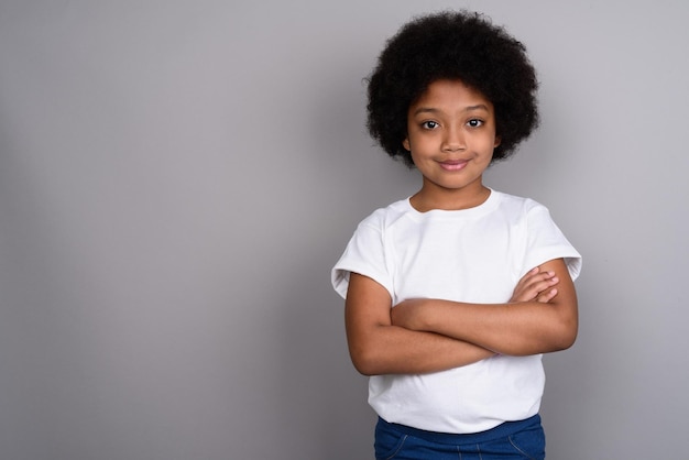 Photo portrait d'une fille souriante sur un fond gris