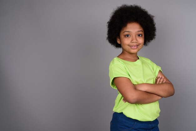 Photo portrait d'une fille souriante sur un fond gris