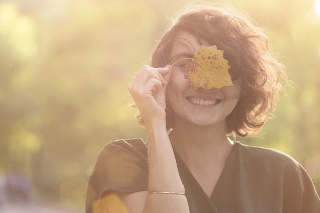 Portrait d&#39;une fille souriante heureuse