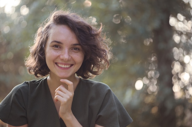 Portrait d'une fille souriante heureuse