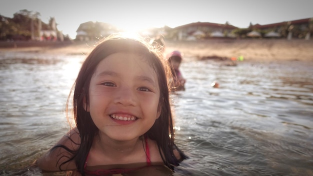 Portrait d'une fille souriante nageant dans la mer