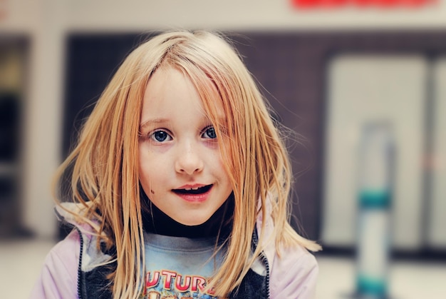 Photo portrait d'une fille souriante regardant la caméra