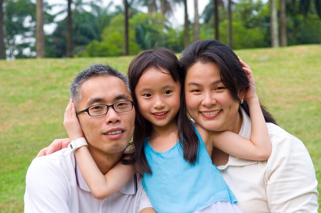 Photo portrait d'une fille souriante avec ses parents