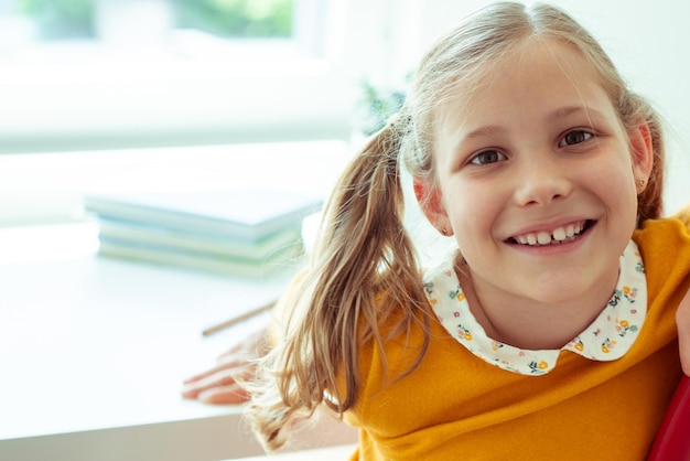 Portrait d'une fille souriante