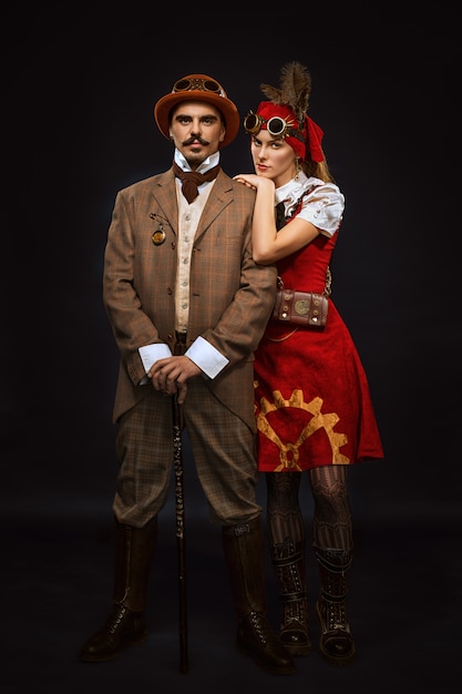 Portrait de fille steampunk et homme à lunettes et canne