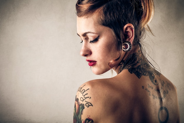 Portrait d&#39;une fille tatouée