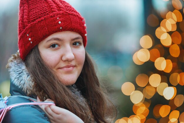 Photo portrait d'une fille tenant un sac d'achat dans un magasin