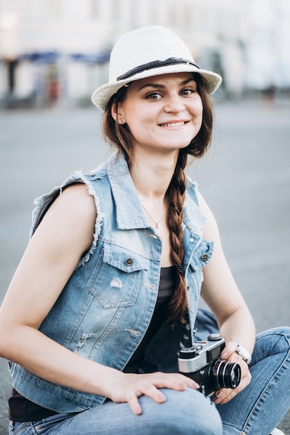 Portrait d&#39;une fille touristique souriante