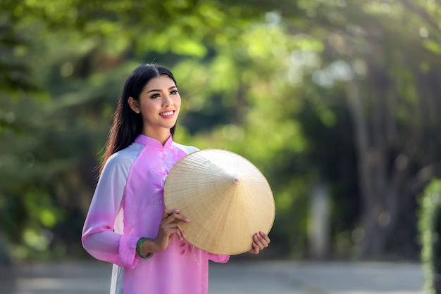 Portrait de fille traditionnelle vietnamienne en costume traditionnel