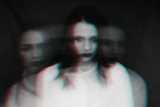 Photo portrait d'une fille avec des troubles mentaux et une double personnalité avec effet glitch