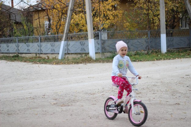 Portrait d'une fille à vélo