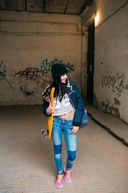 Portrait de fille avec des vêtements décontractés