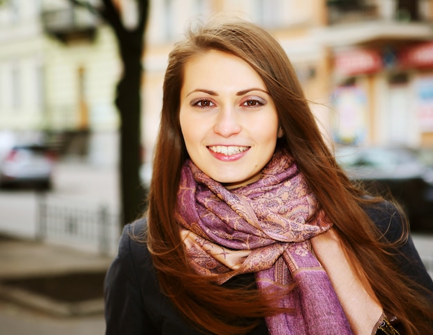 Portrait de la fille de la ville. Jour d'été.