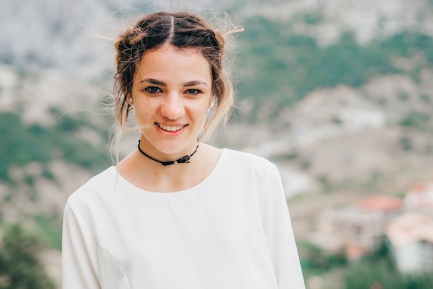 Portrait d'une fille de voyageur heureux debout dans les montagnes