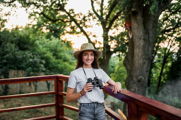 Portrait de fille de voyageur avec des jumelles.