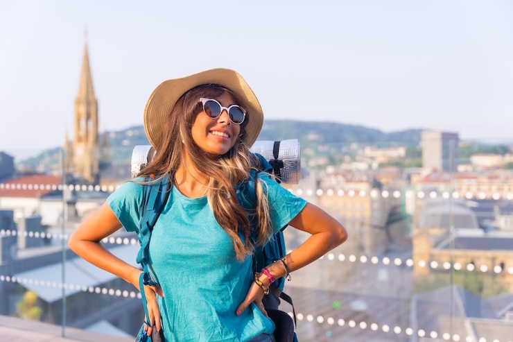 Photo portrait d'une fille de voyageur avec sac à dos de voyage souriant profitant de vacances