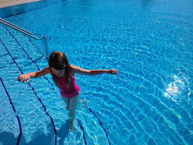 Un portrait d'une fillette de 8 ans dans la piscine