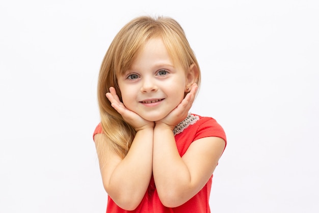 Portrait d'une fillette heureuse de 4 ans isolée sur fond gris