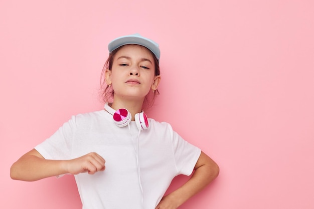 Portrait d'une fillette souriante et heureuse écoutant de la musique sur un casque