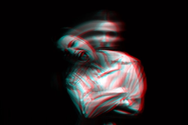 Portrait flou d'une fille psychopathe souffrant de troubles mentaux paranoïaques. Noir et blanc avec effet de réalité virtuelle glitch 3D