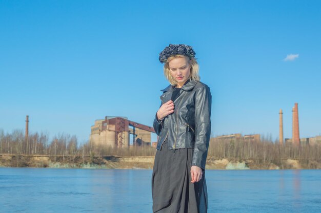 Le portrait, sur fond de vieille fille d'usine dans une couronne.