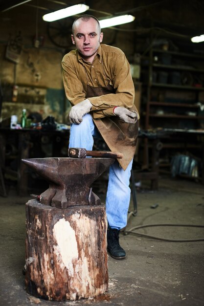 Portrait d'une forge dans l'atelier