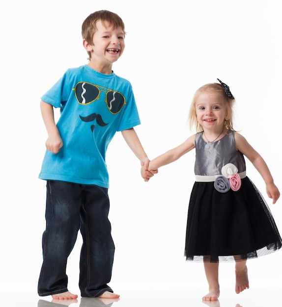 Portrait d'un frère et d'une soeur blonds bouclés aux yeux bleus riant joyeusement sur un fond blanc Children39s émotions bonheur joie amusement Beaux enfants mignons Amitié