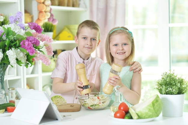 Portrait de frère et sœur cuisiner ensemble