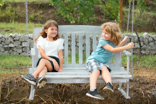 Portrait d'un frère et d'une soeur dans un parc d'été à l'extérieur