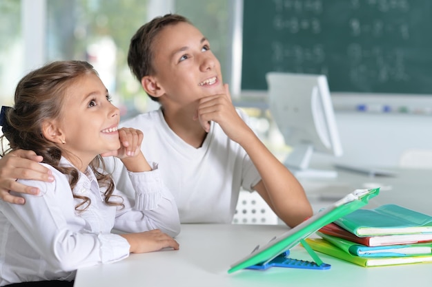 Portrait de frère et sœur faisant leurs devoirs ensemble