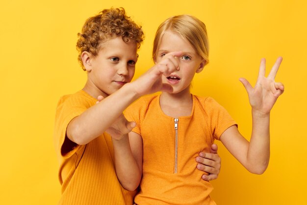 Photo portrait d'un frère ou d'une sœur sur un fond jaune