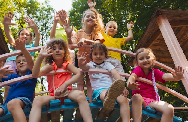 Photo portrait de frères et sœurs assis dans un parc