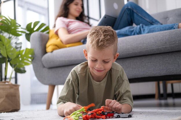 Photo portrait de frères et sœurs assis sur une table