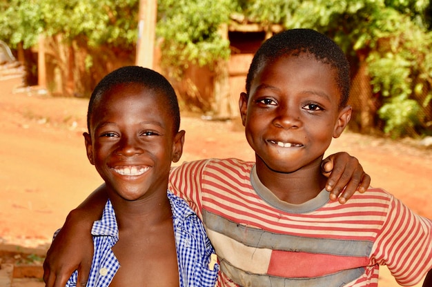 Photo portrait de frères souriants debout à l'extérieur