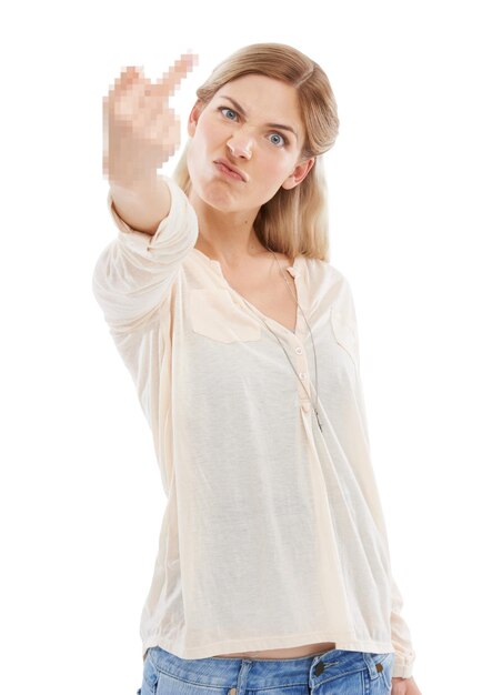 Photo portrait frustré ou femme avec le doigt du milieu en studio pour des commentaires d'attitude ou d'opinion sur un fond blanc face de modèle impoli ou de dame avec une main haineuse ou un signe emoji ou une réaction au conflit