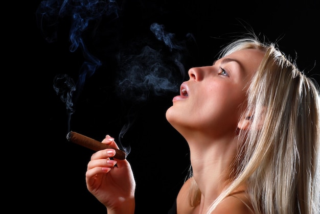 portrait, de, fumeur, belle jeune femme, à, cigare