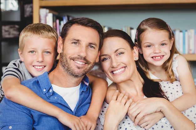 Portrait, de, gai, famille, contre, étagère, dans, salle de séjour