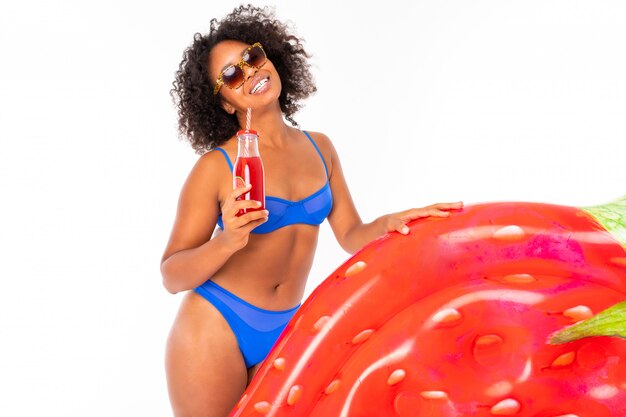 Portrait, gai, femme, habillé, maillot de bain, blanc, surface