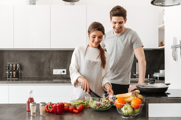 Portrait, gai, jeune, couple, cuisine