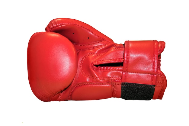 Un portrait d'un gant de boxe rouge isolé