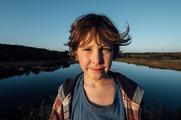 Portrait d'un garçon de 10 ans dans la nature