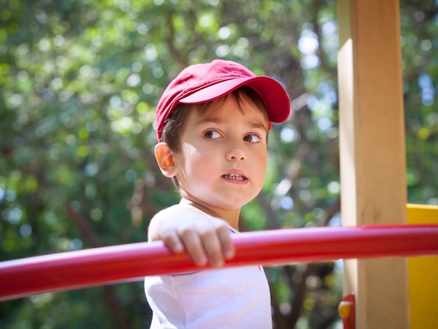 Portrait d'un garçon de 3-4 ans