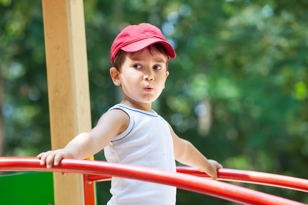 Portrait d'un garçon de 3-4 ans