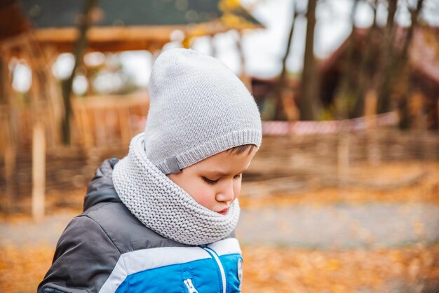 Portrait d'un garçon de 5 ans en tenue d'automne