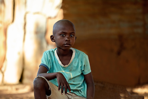 Portrait d'un garçon africain du Kenya