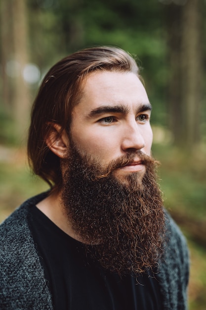 Portrait d'un garçon barbu dans les bois