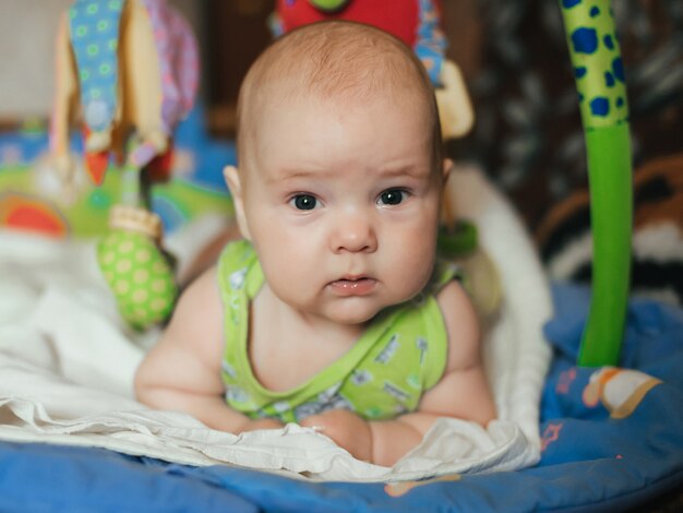 Portrait de garçon bébé caucasien drôle