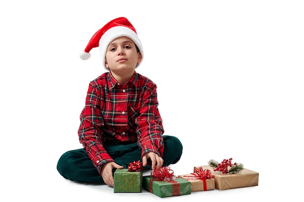 Portrait garçon avec des cadeaux à Noël